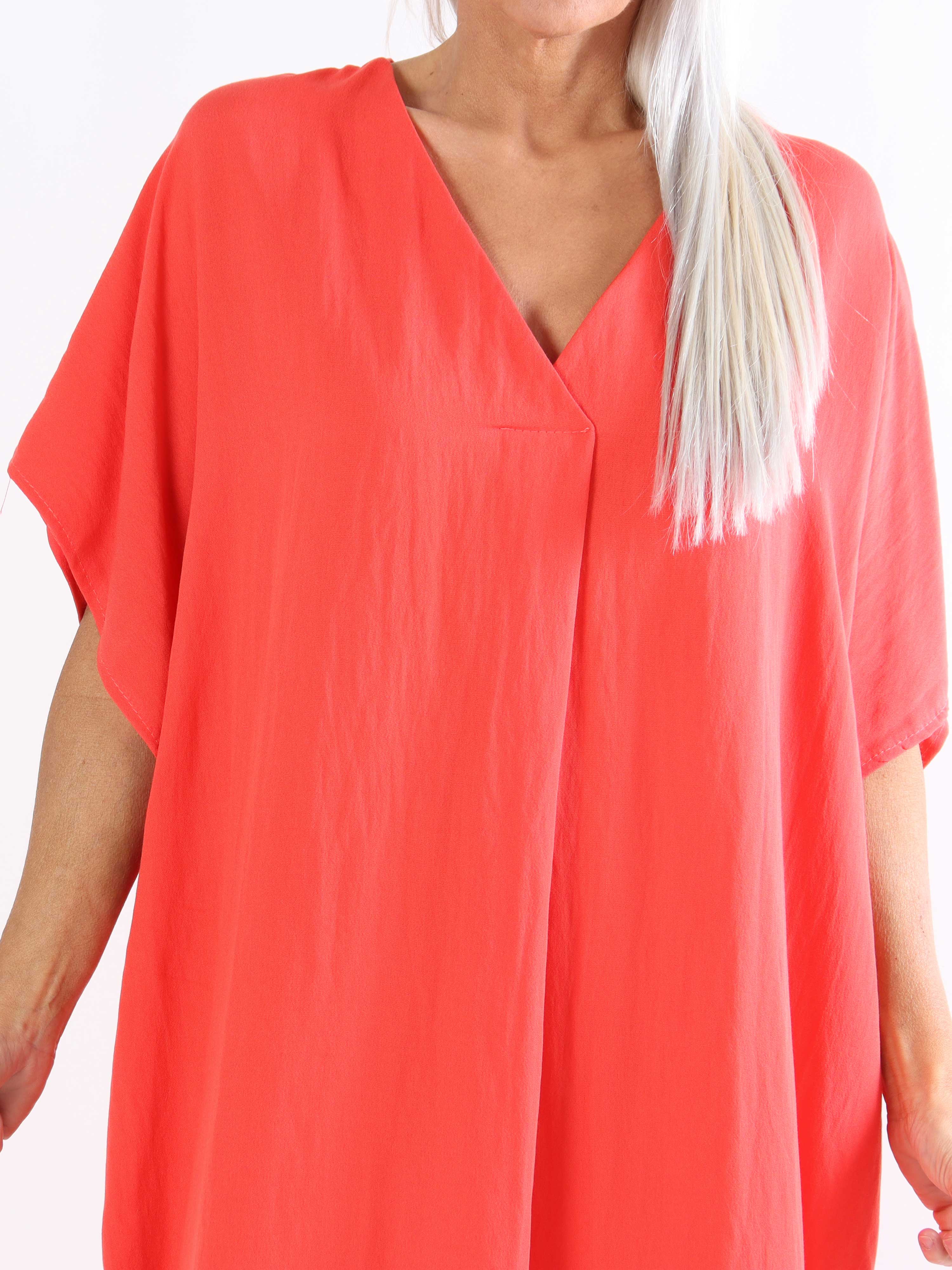 Astrid - Enkel plus size-klänning med v-ringning